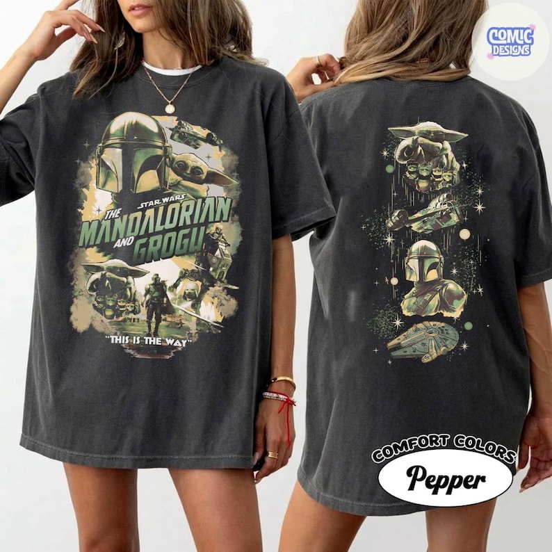 Puede incluir: Camiseta gris oscuro con un gr&aacute;fico de "The Mandalorian and Grogu". El dise&ntilde;o frontal incluye el texto "The Mandalorian and Grogu" y "This is the Way". El dise&ntilde;o trasero presenta a Grogu, el Mandaloriano y naves espaciales.