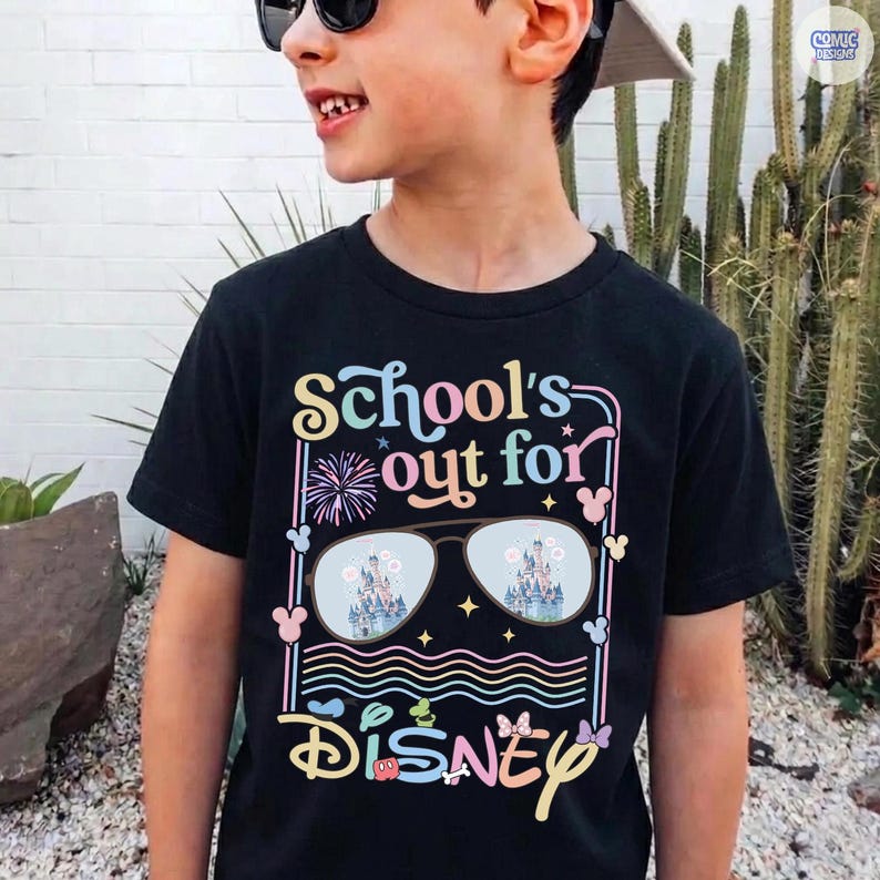 Może przedstawiać: Czarny t-shirt z napisem "School's out for Disney" w kolorowych literach. Projekt zawiera okulary przeciwsłoneczne odbijające zamek, fajerwerki i ikony Myszki Miki. Zabawna koszulka dla dzieci.