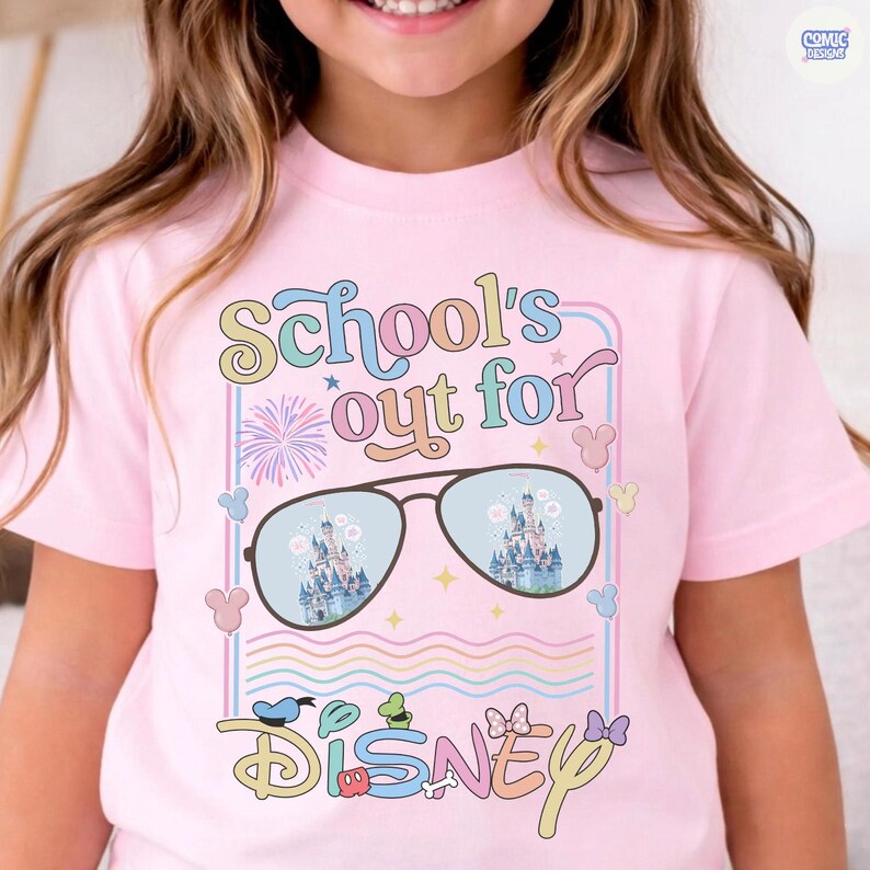 Może przedstawiać: R&oacute;żowa koszulka z napisem "School's out for Disney" w kolorowych literach. Projekt zawiera okulary przeciwsłoneczne odbijające zamek, fajerwerki i ikony Myszki Miki. Zabawny i zabawny design dla fan&oacute;w Disneya.