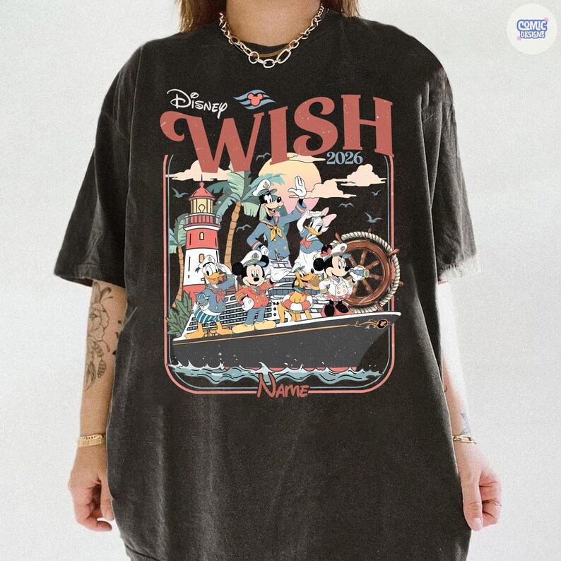 Puede incluir: Camiseta negra con un gr&aacute;fico colorido de personajes de Disney en un crucero. El dise&ntilde;o incluye las palabras "Disney Wish 2026" y un faro. La camiseta tiene un aspecto vintage y desgastado.