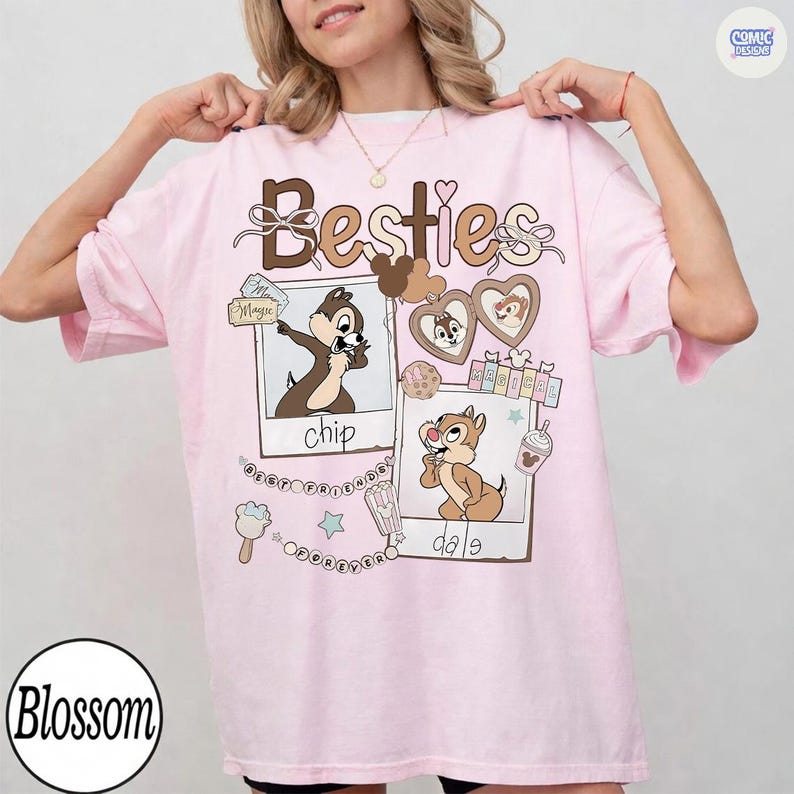 Puede incluir: Camiseta rosa claro con la palabra "Besties" en letras marrones. La camiseta presenta im&aacute;genes de dibujos animados de Chip y Chop, con los nombres "chip" y "dale" debajo. El dise&ntilde;o incluye las palabras "Best Friends Forever" y otros gr&aacute;ficos.