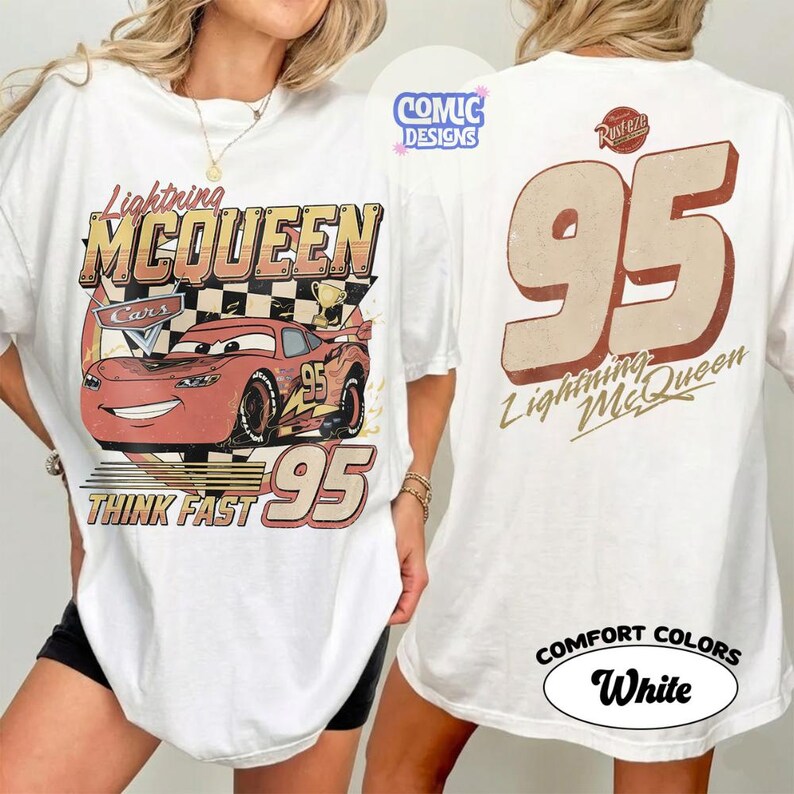Peut inclure: T-shirt blanc avec Lightning McQueen du film Cars. L'avant pr&eacute;sente McQueen, le num&eacute;ro 95 et "THINK FAST". Le dos affiche un grand "95" et le texte "Lightning McQueen". Le t-shirt est &eacute;tiquet&eacute; "COMFORT COLORS".