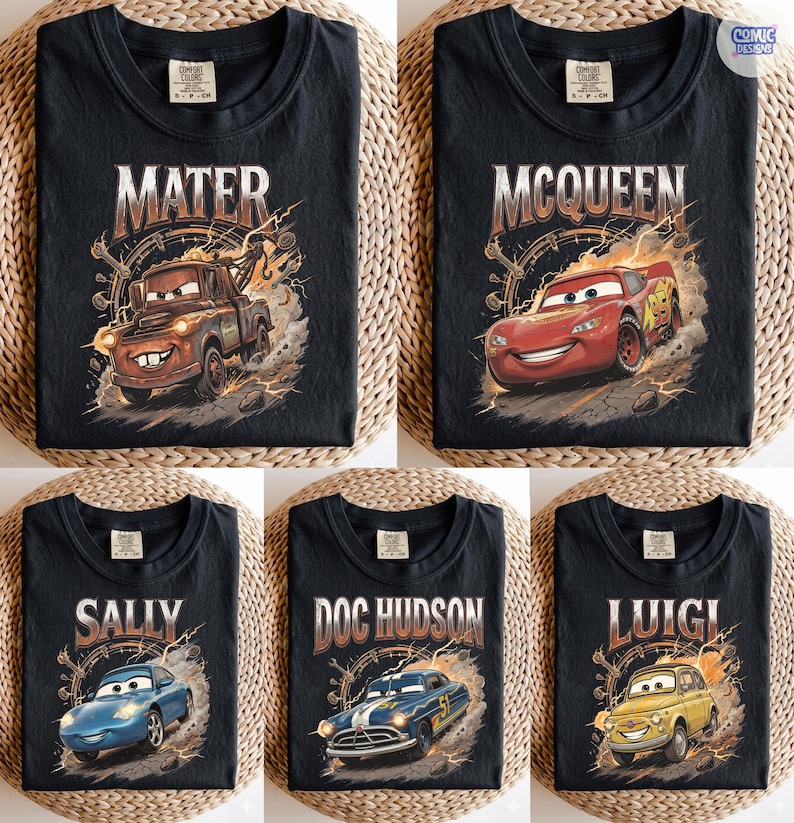 Pode incluir: Camisetas pretas com personagens do filme de anima&ccedil;&atilde;o Carros. Cada camisa exibe o nome de um personagem diferente em uma fonte vintage, junto com uma ilustra&ccedil;&atilde;o do personagem. Os personagens incluem Mater, McQueen, Sally, Doc Hudson e Luigi.