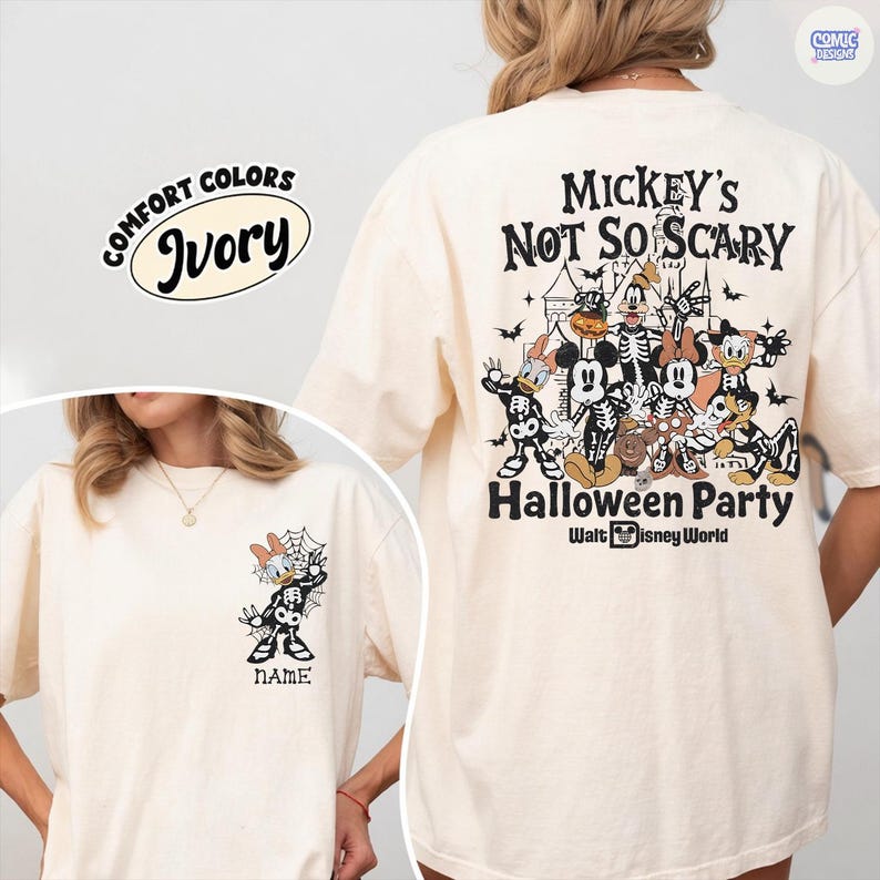 Puede incluir: Camiseta de color marfil con un dise&ntilde;o de Halloween. La parte delantera muestra un dise&ntilde;o de esqueleto de Daisy Duck con una telara&ntilde;a. La parte trasera presenta a Mickey Mouse y sus amigos con disfraces de esqueleto, con el texto "Mickey's Not So Scary Halloween Party".