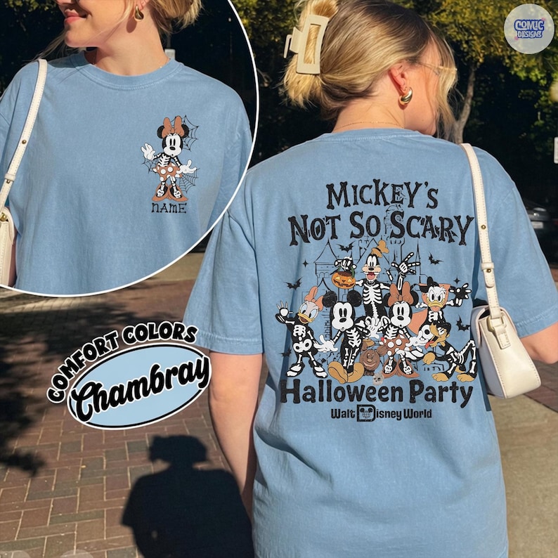 Puede incluir: Camiseta azul claro Comfort Colors Chambray con dise&ntilde;o de Halloween. La parte delantera tiene un gr&aacute;fico de esqueleto de Minnie Mouse con una telara&ntilde;a. La parte trasera muestra "Mickey's Not So Scary Halloween Party" con personajes de Disney esquel&eacute;ticos.