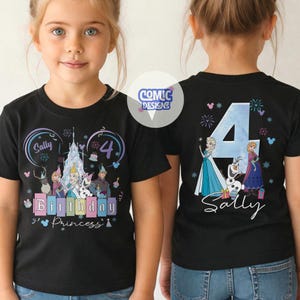 K&ouml;nnte beinhalten: Schwarzes T-Shirt mit einer farbenfrohen Grafik von Disney's Frozen-Charakteren, einer Geburtstagstorte und dem Text "Birthday Princess". Auf der R&uuml;ckseite des Shirts sind die Zahl 4, der Name "Sally" und weitere Frozen-Charaktere abgebildet.