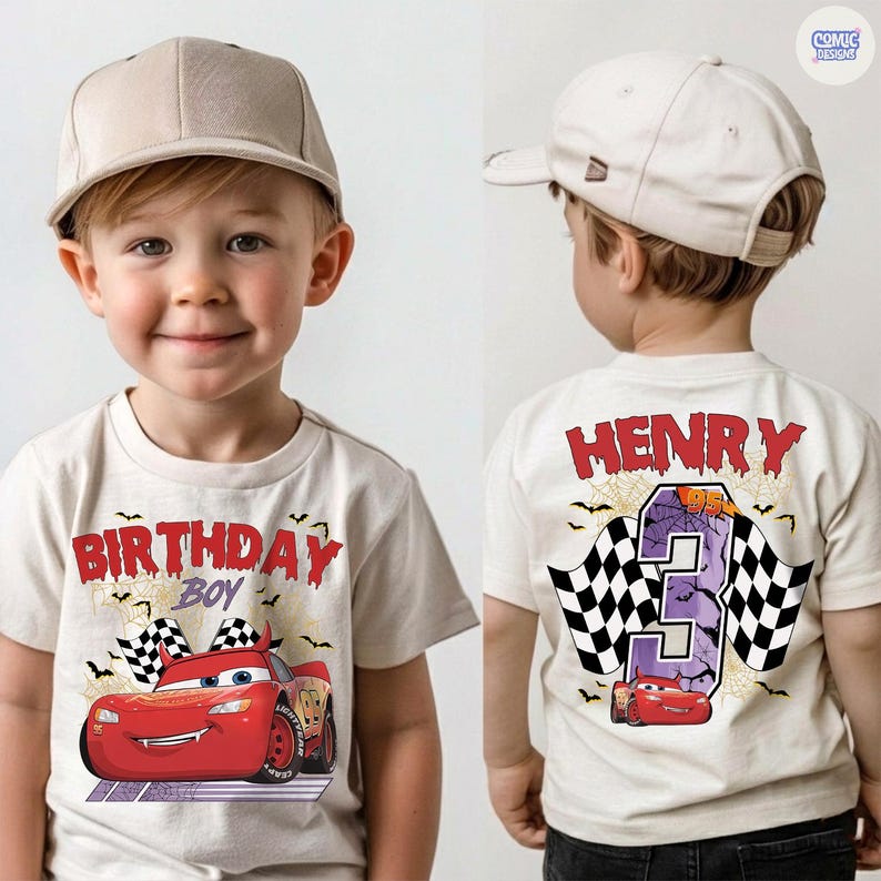 Puede incluir: Una camiseta beige con un gr&aacute;fico de coche de carreras rojo, el texto "BIRTHDAY BOY" en rojo y un dise&ntilde;o trasero con el nombre "HENRY", el n&uacute;mero "3", banderas a cuadros y telara&ntilde;as. La camiseta se acompa&ntilde;a de una gorra beige a juego.