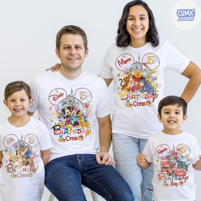 以下が含まれることがあります： ディズニーをテーマにした誕生日デザインの、お揃いの白いTシャツを着た5人家族。ミッキーマウス、くまのプーさん、カーズなどのキャラクターが、数字の5と「Birthday Crew」と「Birthday Boy」の文字とともに描かれています。