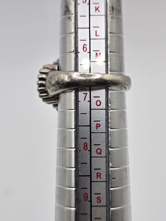 A stunning vintage statement ring featuring a str… - image 3