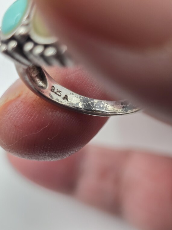 A stunning vintage statement ring featuring a str… - image 7