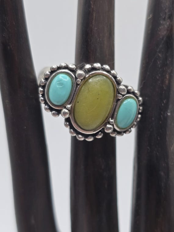 A stunning vintage statement ring featuring a str… - image 1