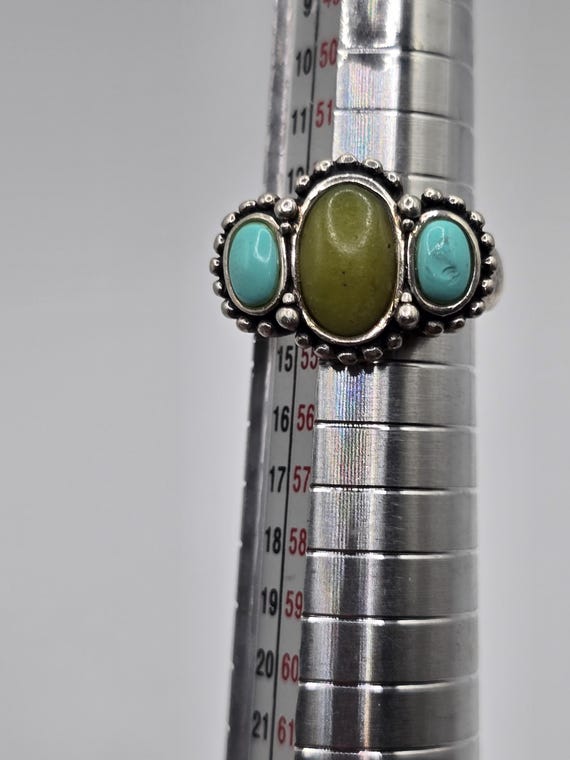 A stunning vintage statement ring featuring a str… - image 6