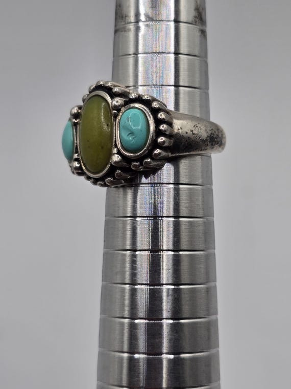 A stunning vintage statement ring featuring a str… - image 4