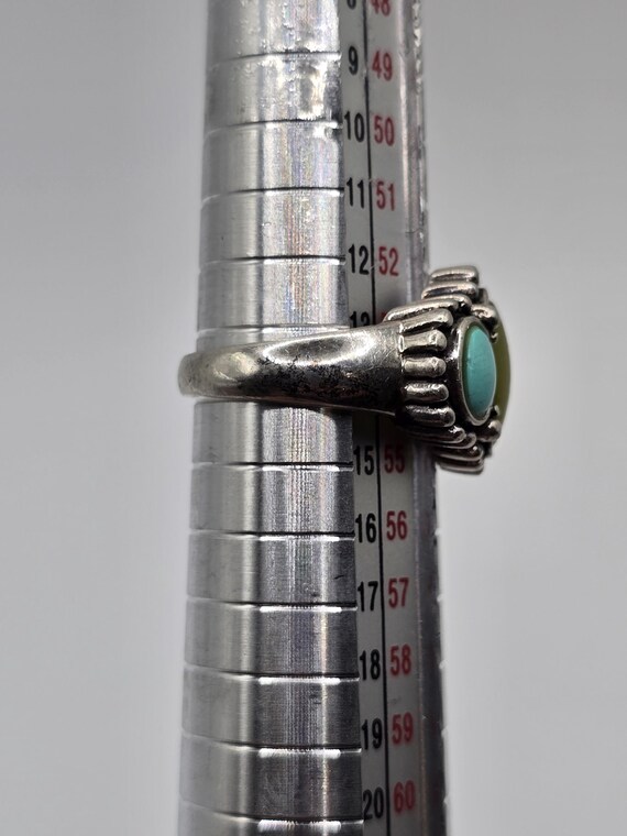 A stunning vintage statement ring featuring a str… - image 5