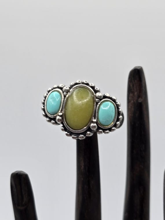 A stunning vintage statement ring featuring a str… - image 2