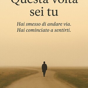Può includere: Una persona cammina su una strada sterrata tortuosa in un paesaggio nebbioso e dorato. Il testo "Questa volta sei tu" è scritto sopra la persona, e il testo "Hai smesso di andare via. Hai cominciato a sentirti." è scritto sotto la persona.