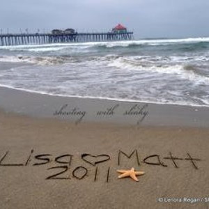 JPEG SAND WRITING - Wahrzeichen Huntington Beach Ozean Landschaft, schreiben in den Sand, Strand schreiben, Namen in den Sand, einzigartiges Hochzeitsgeschenk
