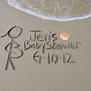 BABY SHOWER - Ludzie w ciąży namalowani na prawdziwym piasku plaży, pismo na piasku, spersonalizowane .jpeg Pobierz do druku DIY, pismo na plaży