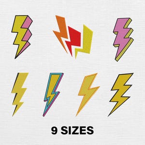 Op de afbeelding: Negen geborduurde bliksemontwerpen in verschillende kleuren, waaronder geel, roze, oranje en blauw. De tekst "9 SIZES" wordt hieronder weergegeven. Geschikt voor borduurprojecten.