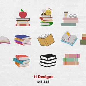 Puede incluir: Imagen que presenta 11 diseños diferentes de libros apilados, cada uno con adornos únicos como una manzana, una abeja o una taza de café. El texto en la parte inferior dice "11 Designs 10 Sizes."