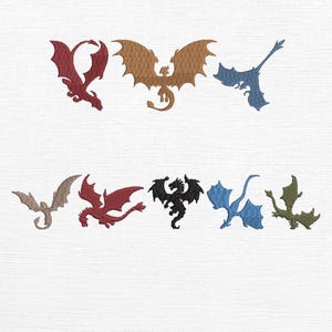 Könnte beinhalten: Gestickte Drachendesigns in verschiedenen Farben, darunter Rot, Braun, Blau und Schwarz, sind in zwei Reihen auf weißem Hintergrund angeordnet. Die Drachen haben detaillierte Flügel und stilisierte Körper, geeignet für Fantasy-Projekte.