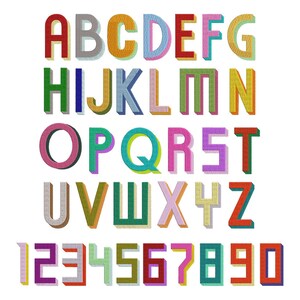 Op de afbeelding: Een kleurrijk alfabet- en cijferreeks in 3D-borduurstijl. De letters en cijfers zijn in verschillende kleuren, waaronder rood, oranje, groen, blauw en paars. Het ontwerp heeft een textuur, waarbij elke letter en elk cijfer een schaduw heeft.