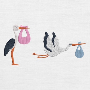 Peut inclure: Image brodée de deux cigognes, une debout et une en vol. La cigogne debout porte un ballot rose, tandis que la cigogne en vol porte un ballot bleu. Les deux cigognes ont un corps blanc, des ailes noires, des pattes et un bec orange.