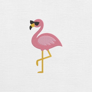 Könnte beinhalten: Ein rosa Flamingo mit Sonnenbrille, der auf einem Bein steht. Der Flamingo hat einen gelben Schnabel und Beine sowie einen hellrosa Flügel. Der Hintergrund ist weiß.