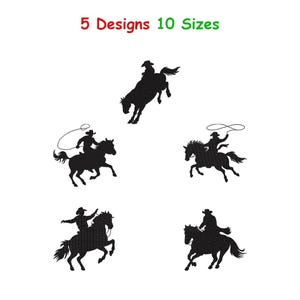 Peut inclure: Cinq motifs de broderie noirs représentant des silhouettes de cow-boys à cheval dans diverses postures, y compris au rodéo et au lasso. Le texte 5 Designs 10 Sizes est affiché en rouge et vert en haut de l'image, indiquant les options disponibles.