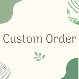 Pode incluir: Um fundo branco com formas abstratas verdes e o texto "Custom Order" em cinza. Um pequeno desenho de folha verde está no centro da imagem.