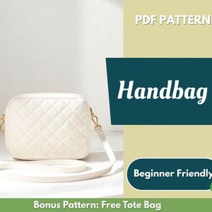 Może przedstawiać: Kremowa pikowana torebka z elementami w kolorze złotym i długim, regulowanym paskiem. Torba jest prostokątna z rombowym wzorem. Tekst na zdjęciu brzmi "Handbag" i "Beginner Friendly".