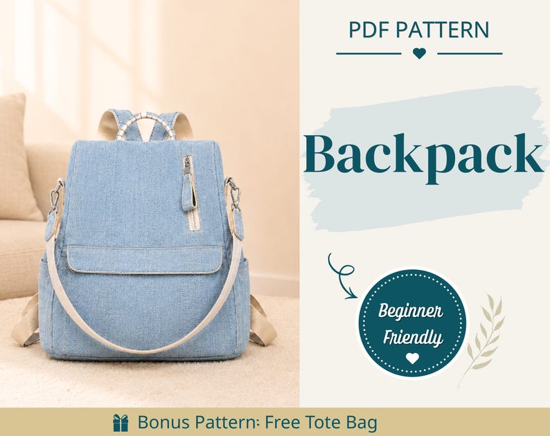 Puede incluir: Una mochila de mezclilla azul claro con un bolsillo frontal con cremallera, correas de color crema y un asa superior. La imagen incluye el texto PDF PATTERN, Backpack, Beginner Friendly y Bonus Pattern: Free Tote Bag con un icono de coraz&oacute;n.