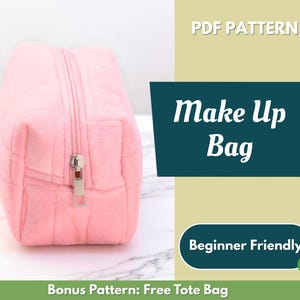 Puede incluir: Un neceser acolchado rosa con cremallera plateada. Las palabras "Make Up Bag" se muestran en texto blanco sobre un fondo verde azulado. El texto "Beginner Friendly" está en un círculo verde.