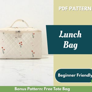 Puede incluir: Bolsa de almuerzo acolchada de color crema con bordado floral rojo y un asa superior. La bolsa tiene un cierre de cremallera y está etiquetada como "Lunch Bag" con el texto "Beginner Friendly". La imagen también incluye el texto "PDF Pattern" y "Bonus Pattern: Free Tote Bag."