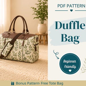 Op de afbeelding: Een reistas met een groen bladpatroon op een crèmekleurige achtergrond, voorzien van bruine lederlook afwerking, handvatten en een schouderriem. De tekst luidt PDF PATTERN Duffle Bag, Beginner Friendly en Bonus Pattern: Free Tote Bag.