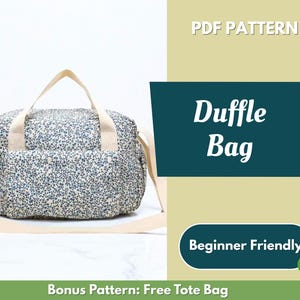 Könnte beinhalten: Eine blau-weiß geblümte Duffle Bag mit cremefarbenen Griffen und einem Schultergurt. Auf dem Bild steht "Duffle Bag" und "Beginner Friendly". Das Muster ist mit kleinen Blüten versehen.