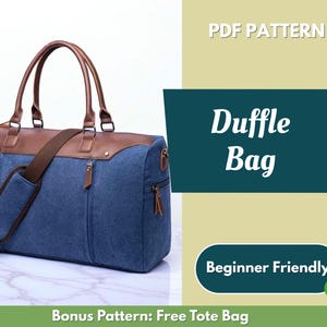 Puede incluir: Una bolsa de viaje de lona azul con adornos de cuero marrón, dos asas superiores y una correa de hombro marrón. El texto en la imagen dice PDF PATTERN, Duffle Bag, Beginner Friendly y Bonus Pattern: Free Tote Bag.