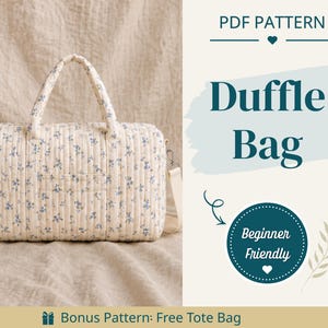 Peut inclure: Un sac de voyage matelassé à motif floral bleu sur fond crème, doté de deux poignées et d'une bandoulière amovible. Le texte indique PDF PATTERN Duffle Bag, Beginner Friendly, et Bonus Pattern: Free Tote Bag.