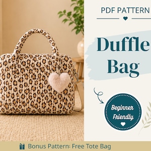 Peut inclure: Un sac de voyage matelassé à motif léopard marron et noir, doté de deux poignées, d'une bandoulière beige amovible et d'un pompon en forme de cœur rose pâle. Le texte indique PDF Pattern, Duffle Bag, Beginner Friendly et Bonus Pattern: Free Tote Bag.
