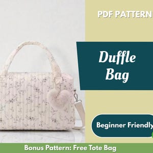 Può includere: Una borsa da viaggio color crema con un motivo floreale, con un manico superiore e una tracolla staccabile. La borsa ha un ciondolo a forma di cuore e viene visualizzato il testo "Duffle Bag". Sono visibili anche le parole "PDF Pattern" e "Beginner Friendly".