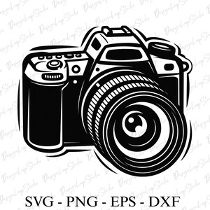 Può includere: Illustrazione in bianco e nero di una fotocamera con un obiettivo grande. La fotocamera è in stile reflex digitale, con dettagli. L'immagine include il testo "SVG - PNG - EPS - DXF" in basso, indicando i formati di file.