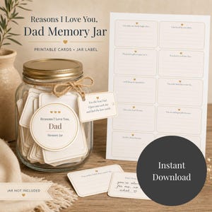 Op de afbeelding: Een glazen pot met een gouden deksel en touw, gevuld met witte kaarten met gouden hartjes en tekst. Een rond label vermeldt Reasons I Love You, Dad Memory Jar. Een vel met printbare kaarten en een label met tekst zijn in deze set inbegrepen.
