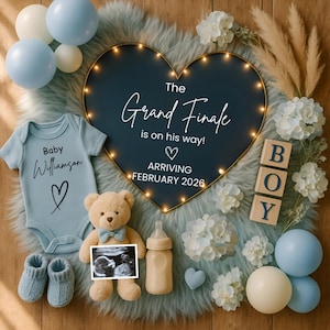 Peut inclure: Annonce de naissance avec un body bleu, un ours en peluche, une photo d'échographie et des ballons. L'annonce contient le texte "The Grand Finale is on his way! ARRIVING FEBRUARY 2026" et "Baby Williamson". Des blocs de bois épellent "BOY".