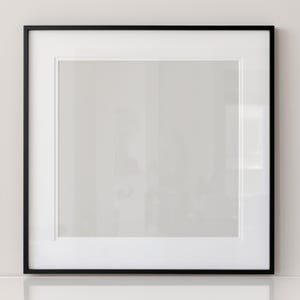 Può includere: Cornice quadrata nera con passe-partout bianco. La cornice ha un sottile bordo nero e un passe-partout interno bianco, creando un'estetica pulita e moderna. La cornice è progettata per contenere una fotografia o un'opera d'arte.