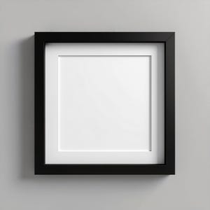 Può includere: Una cornice quadrata nera con un passe-partout bianco. La cornice è in legno e ha un design semplice e moderno. La cornice è vuota, pronta per esporre una foto o un'opera d'arte.