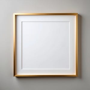 Può includere: Una cornice quadrata con una cornice in metallo color oro e un passe-partout bianco. La cornice è vuota, pronta per esporre una fotografia o un'opera d'arte. La cornice è montata su un muro grigio chiaro.