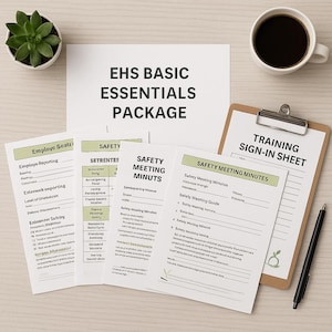 Puede incluir: Vista aérea de un paquete EHS Basic Essentials, que incluye documentos, un portapapeles con una hoja de registro, un bolígrafo y una taza de café. Los documentos contienen texto sobre seguridad y informes de empleados. También hay una pequeña planta en maceta.