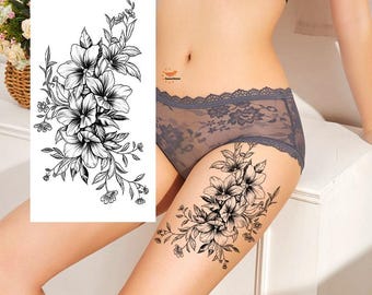 Tatuaje temporal de lirio con flores negras, diseño floral violeta, flores, hojas, ramas, boceto dibujado a mano, cuerpo, estómago, cintura, brazo, pierna, cuello, tatuaje XMQB