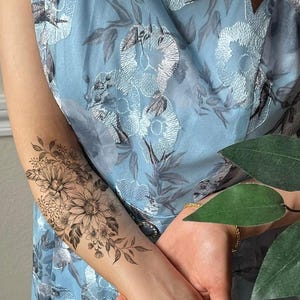 Svart blomma pion tillfällig tatuering skiss blommönster
