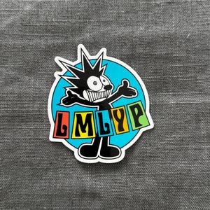 Puede incluir: Una pegatina con un gato de dibujos animados con pelo puntiagudo, una amplia sonrisa y los brazos extendidos. El gato está sobre un círculo azul, con las letras "LMLYP" en texto colorido y en bloques.